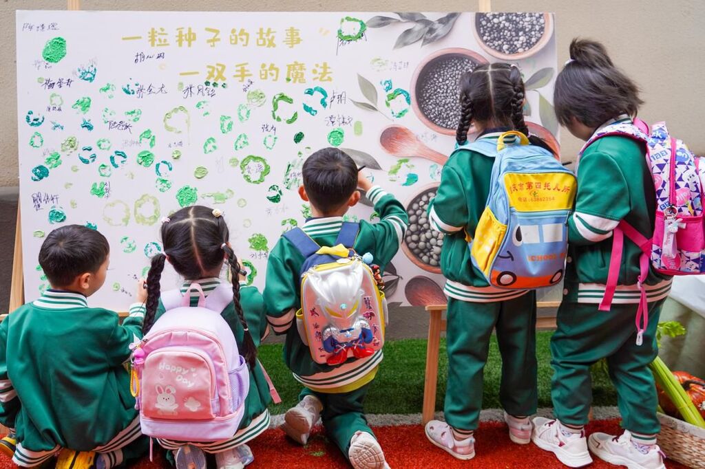 孩子們在簽到板上印下蔬菜章。 活動主辦方供圖
