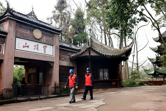 國網(wǎng)重慶大足供電公司員工前往景區(qū)開展供電線路設(shè)備巡視。（通訊員  羅永恒 攝）