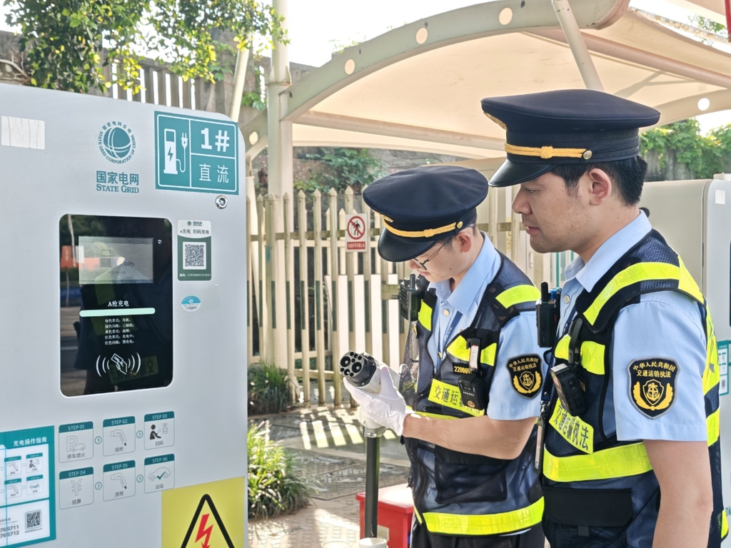 執法隊員在服務區檢查充電設施。受訪者供圖