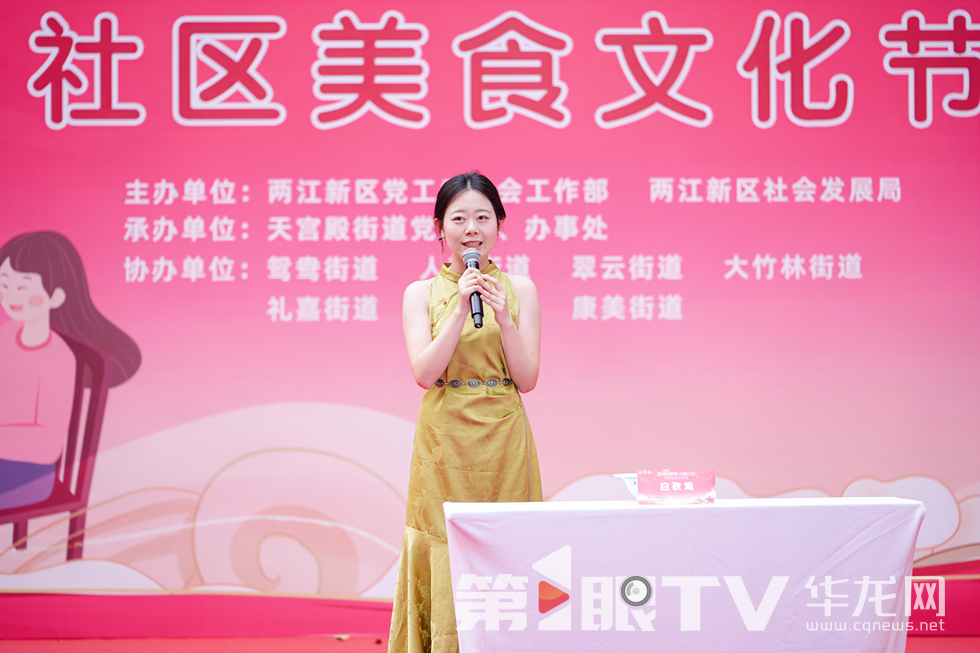 張旖旎分享白砍雞背后的美食故事。第1眼TV-華龍網(wǎng) 張穎綠蕎 攝