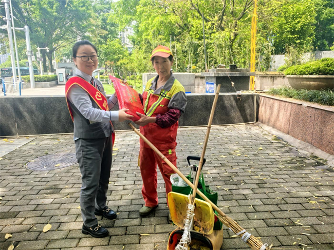 大坪营业厅爱心翼站工作人员为环卫工人送上暖心物资。重庆电信供图