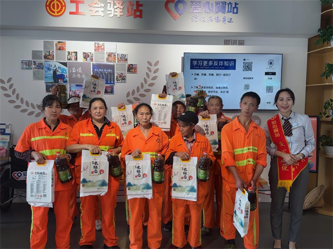 小苑营业厅邀请环卫工人开展暖心活动。重庆电信供图