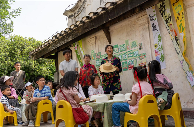 在巴蜀古代建筑博物館，非遺代表性傳承人呂德芳正在講述草帽的歷史。沙坪壩區(qū)融媒體中心供圖