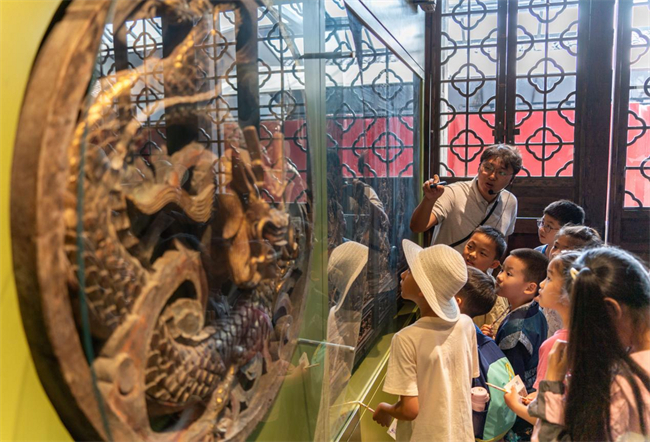 在巴蜀古代建筑博物館，小朋友們從文物中了解“漁樵耕讀”四大職業(yè)。沙坪壩區(qū)融媒體中心供圖