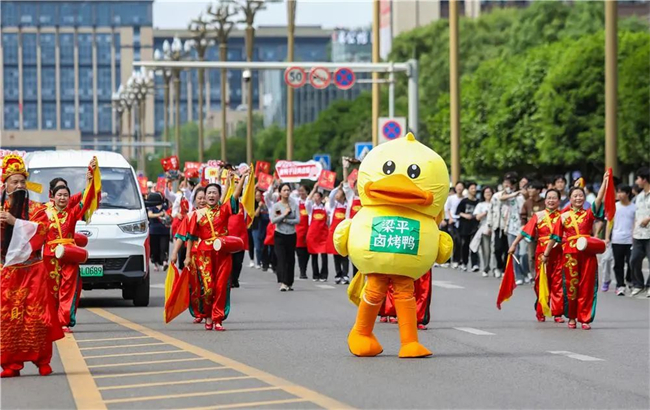 跟著巡游吃烤鴨。梁平區(qū)委宣傳部供圖