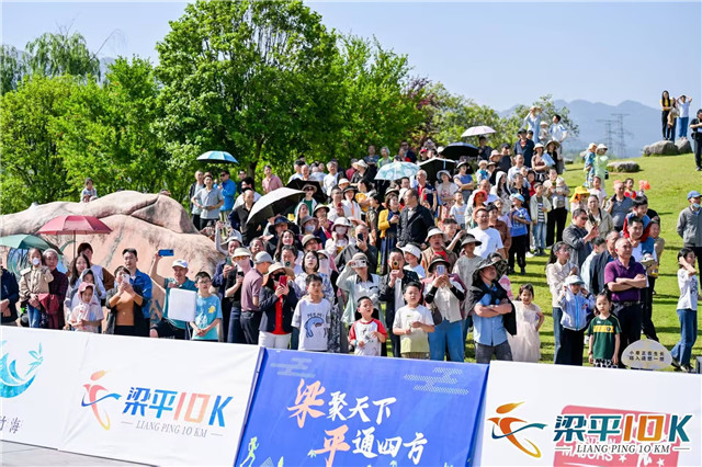 現場觀眾屏息靜氣，注目賽場。主辦方供圖