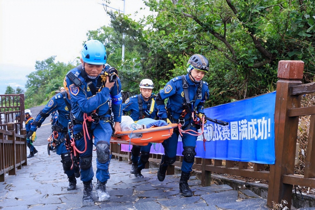 重庆市蓝天救援队在比赛中。受访者供图