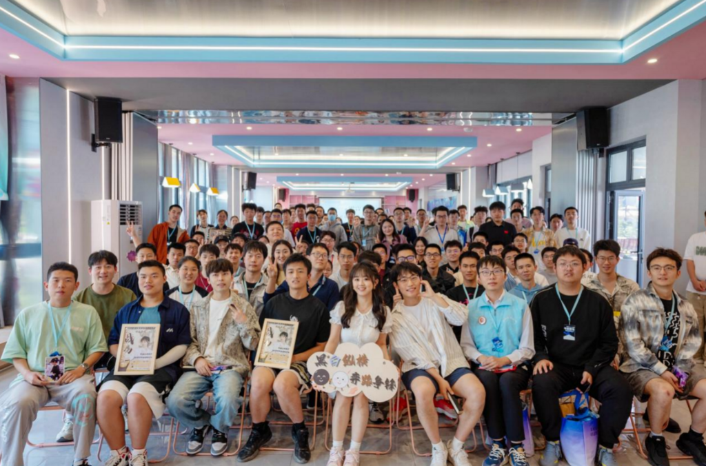 战鹰与参赛选手面对面交流围棋心得。受访单位供图