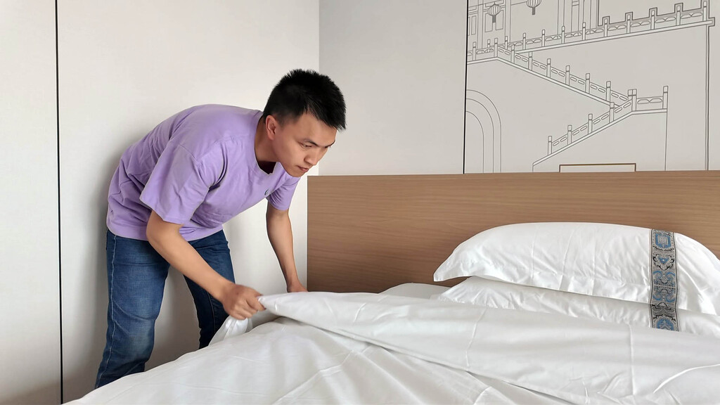 冉均宇正在整理房间。记者 李光泽 摄