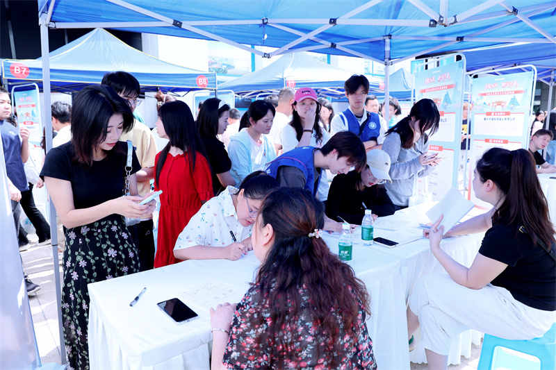 青年們排隊(duì)進(jìn)行相關(guān)內(nèi)容的咨詢。大渡口區(qū)委宣傳部供圖