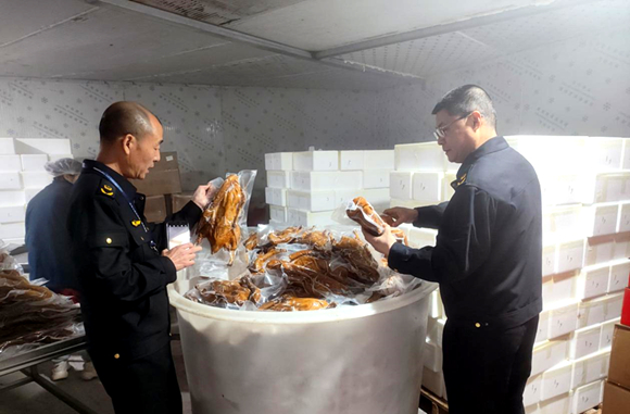 大足區市場監管局工作人員對肉制品進行檢查。大足區市場監管局供圖 第1眼TV-華龍網發