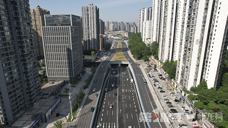 改造后，主線(xiàn)拓寬為雙向6車(chē)道。第1眼TV-華龍網(wǎng)首席記者 李文科 攝