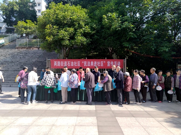社區(qū)通過(guò)懸掛橫幅、發(fā)放宣傳單、宣傳禮品、現(xiàn)場(chǎng)解答疑惑等多種形式吸引居民參與。兩路街道辦事處供圖