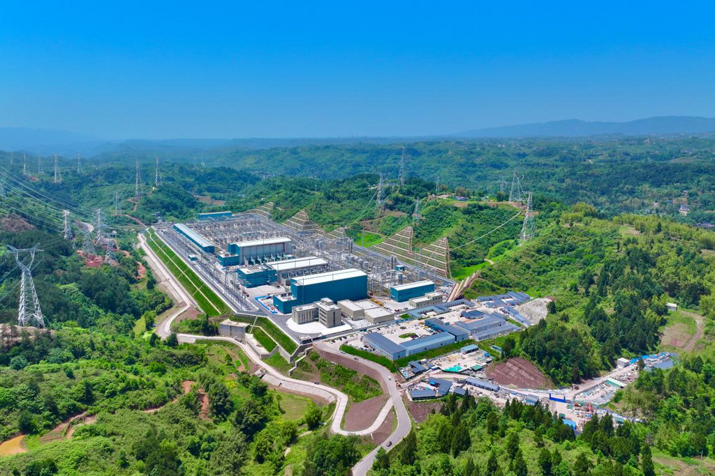 建设中的“疆电入渝”特高压工程渝北换流站。通讯员 刘青川 摄