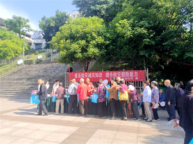 現(xiàn)場(chǎng)向居民發(fā)放宣傳資料。通訊員 袁正宇 攝
