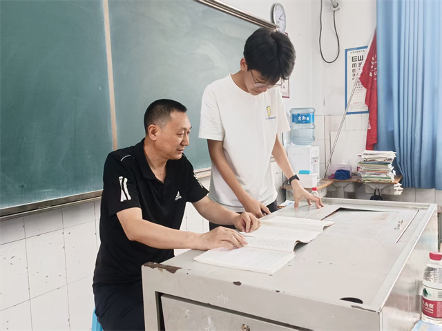 唐承龍課后單獨為學生答疑解惑。奉節縣委宣傳部供圖