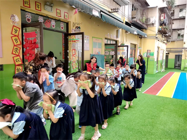 兩路街道渝航路社區(qū)微型消防站組織全體師生有序應(yīng)急疏散。通訊員 劉琦毅 攝