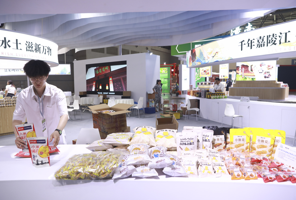 消费品工业“三品”战略峰会上展出的特色小吃。资料图