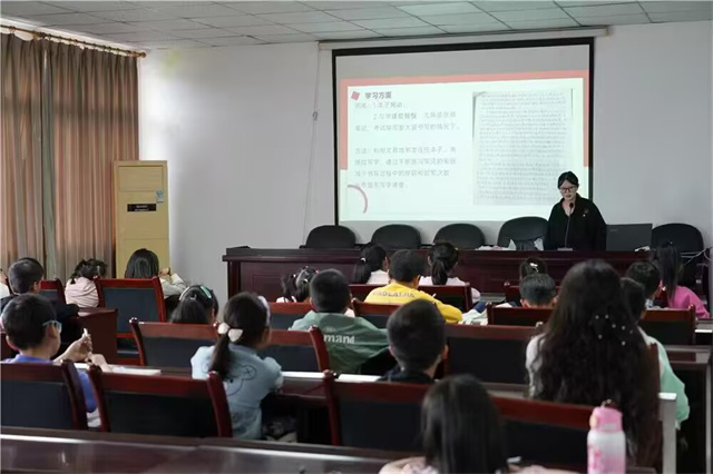 王彬向孩子們分享自己的經歷。通訊員 周潔 攝