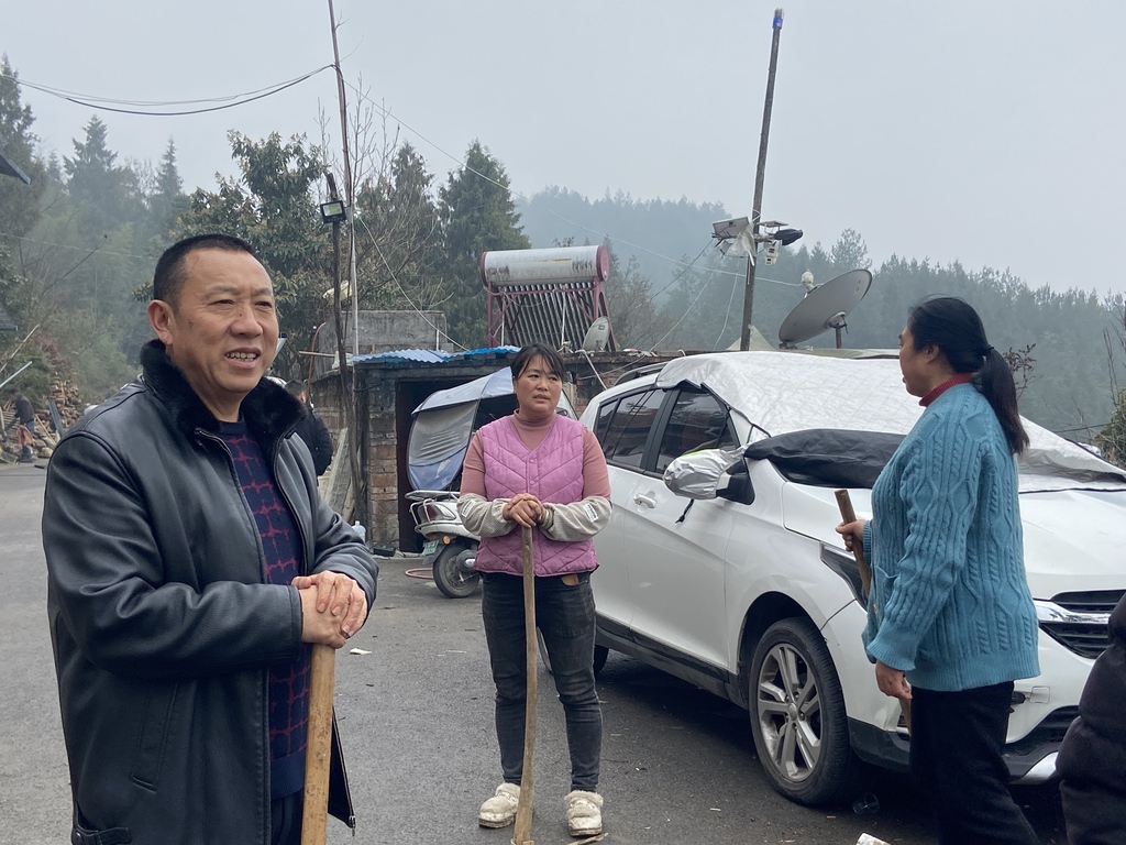 幫助村民干農(nóng)活。奉節(jié)縣委宣傳部供圖