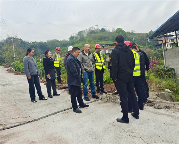召開現場辦公會。圣泉街道供圖 第1眼TV-華龍網發