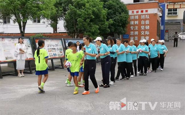 原中國女足隊員與三河小學女足隊員攜手入場。第1眼TV-華龍網 曹先旺 攝