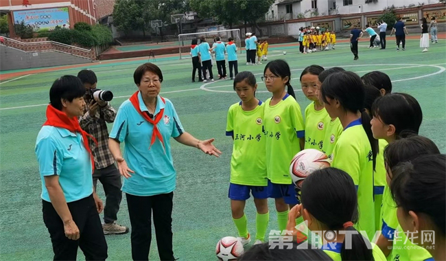 原中國女足隊員對三河小學女足隊員進行指導。第1眼TV-華龍網 曹先旺 攝