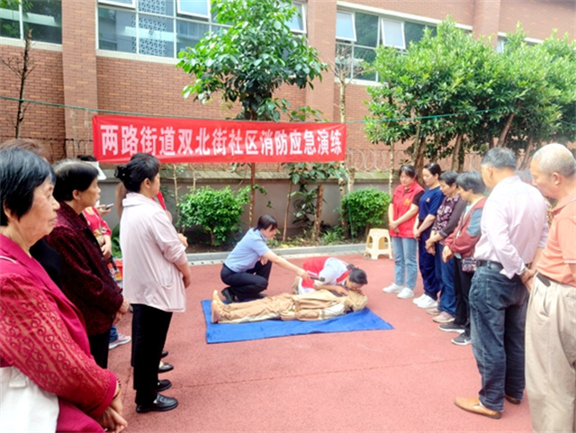 3、醫(yī)生現(xiàn)場(chǎng)示范應(yīng)急救護(hù)。通訊員 羅春曉 攝