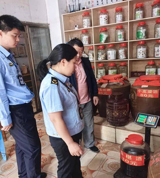 大足區市場監管局工作人員對制酒小作坊進行現場檢查。大足區市場監管局供圖 第1眼TV-華龍網發