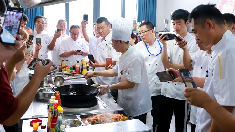 学员们学习烤鱼制作技艺。万州区委宣传部供图 第1眼TV-华龙网发