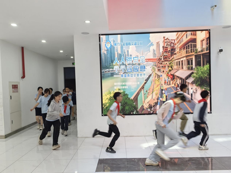 3 火災(zāi)疏散綜合應(yīng)急演練。江北城街道供圖 第1眼TV-華龍網(wǎng)發(fā)