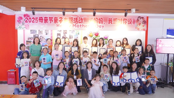 親子合影。黔江區委宣傳部供圖