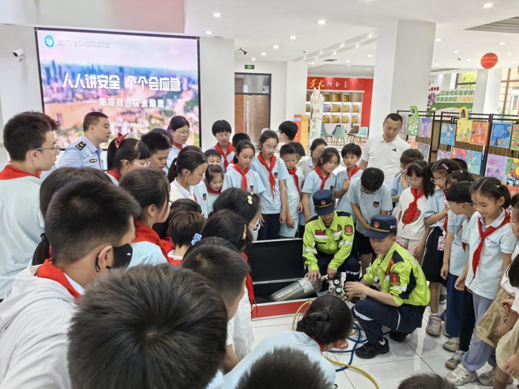 2應(yīng)急局綜合救援隊(duì)展示部分地震救援器具。江北城街道供圖 第1眼TV-華龍網(wǎng)發(fā)