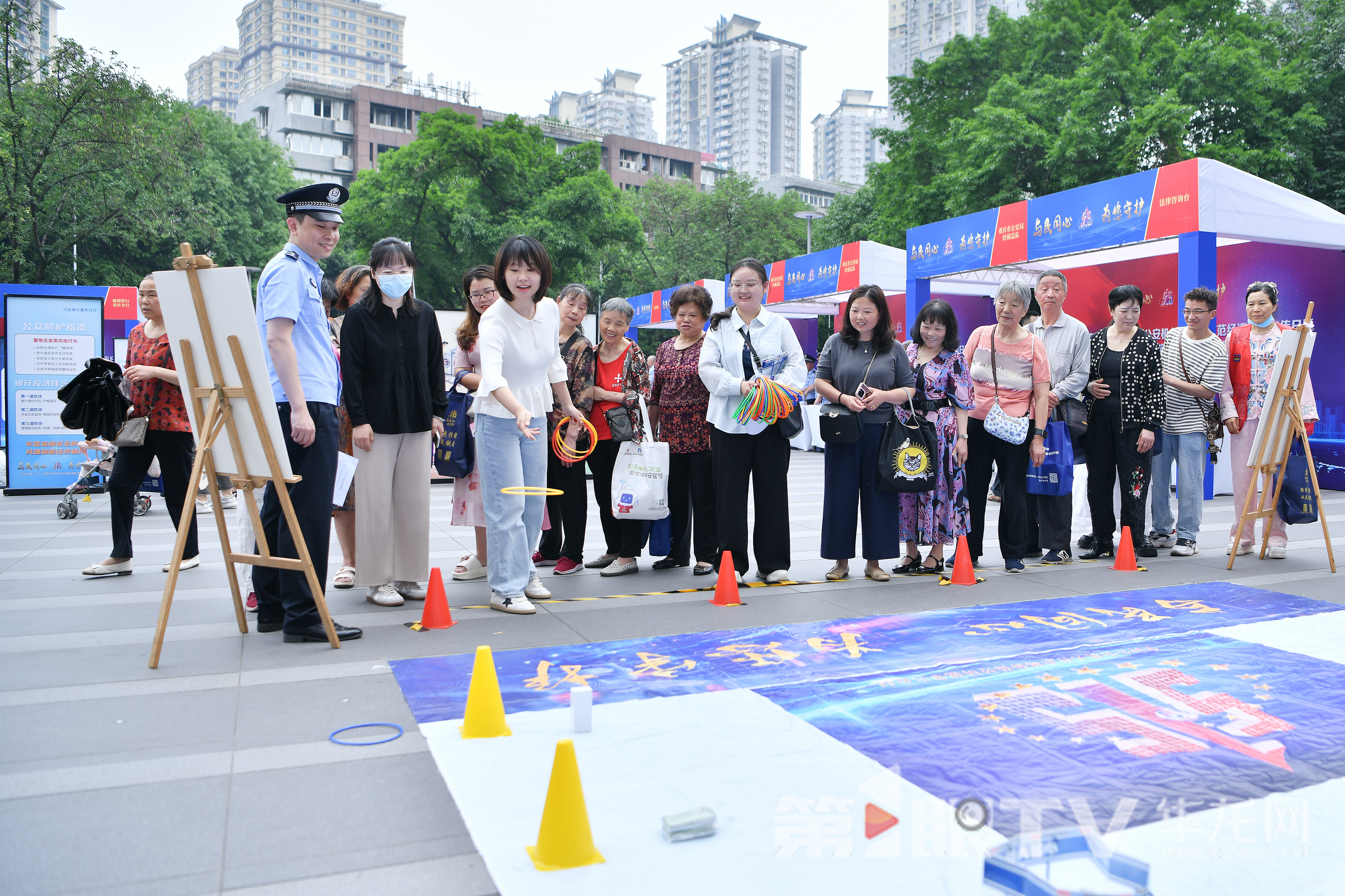 市民们参加趣味小游戏。受访单位供图