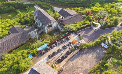 曲水鎮聚寶村,游客們在搭帳篷,準備開啟美妙的鄉間露營之旅。記者 熊偉 攝