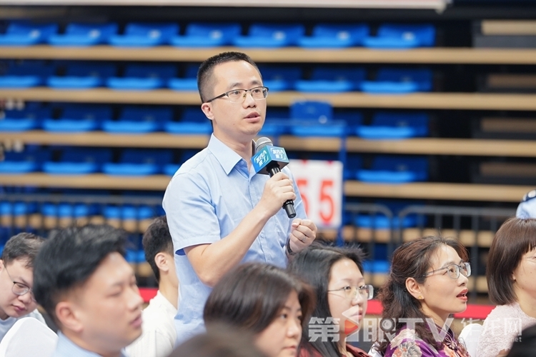 市民提问。 第1眼TV-华龙网 夏国燕 摄