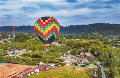 重慶·梁平低空飛行營地,游客在乘坐熱氣球,縱覽田園風光。記者 熊偉 攝