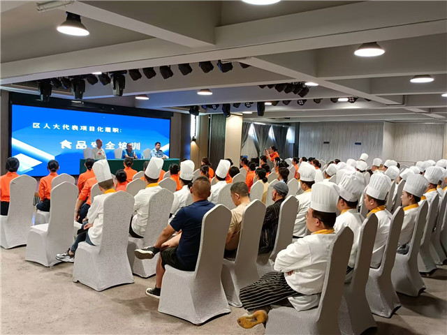 涪陵區人大代表殷正雙向轄區廚師開展食品安全培訓。涪陵區人大常委會供圖