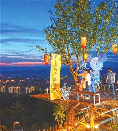 梁山街道花園寨,東山隱院吸引不少市民前往打卡,欣賞梁平夜景。記者 向成國 攝