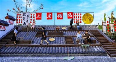 梁山街道八角社區,游客在梨博園“柿季如院”游玩、打卡。記者 熊偉 攝