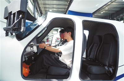 梁平機場,游客在體驗動感模擬飛行器。記者 向成國 攝