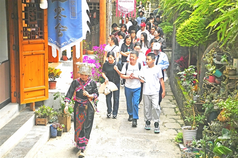 五一假期，龔灘古鎮(zhèn)游人如織。 陳碧生 攝