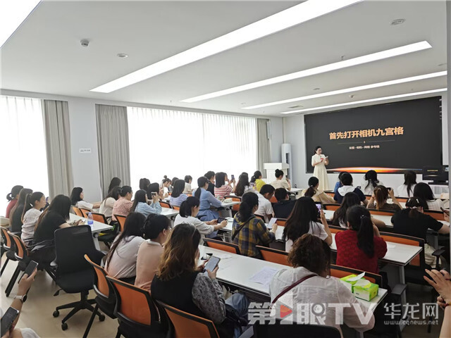 涪陵區人大代表冉原溶培訓轄區居民用手機制作短視頻。記者 閆儀 攝