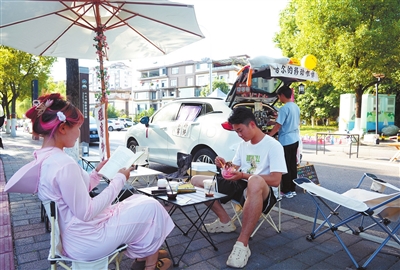 雙桂湖國家濕地公園,“后備箱咖啡”人氣火爆,市民在一邊品嘗咖啡,一邊享受愜意時光。記者 向成國 攝