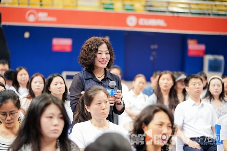 现场市民提问。 第1眼TV-华龙网 夏国燕 摄