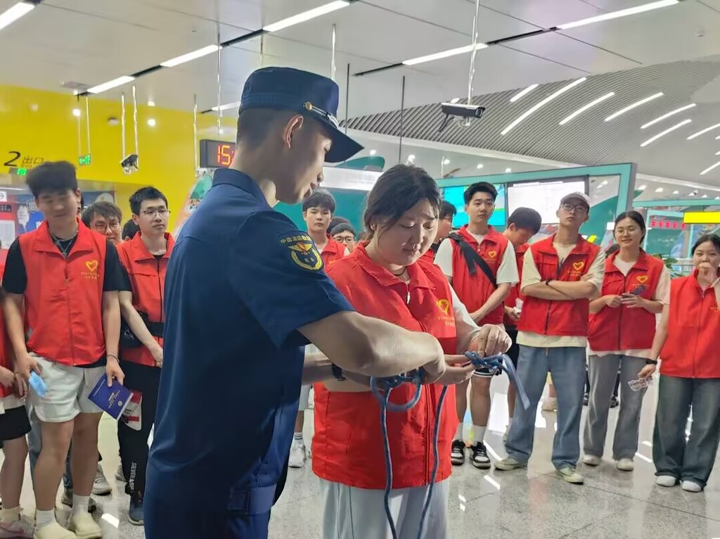 学生学习逃生绳结打法。受访者供图