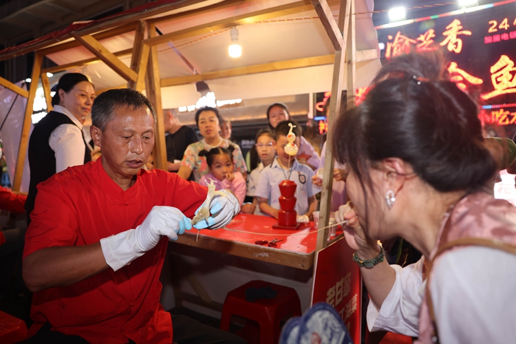 4  非遺展區(qū)，市民體驗(yàn)吹糖人。熊鵬 攝