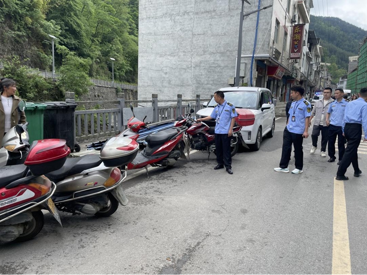 對咸宜鎮(zhèn)場鎮(zhèn)亂停亂放車輛進行勸導。