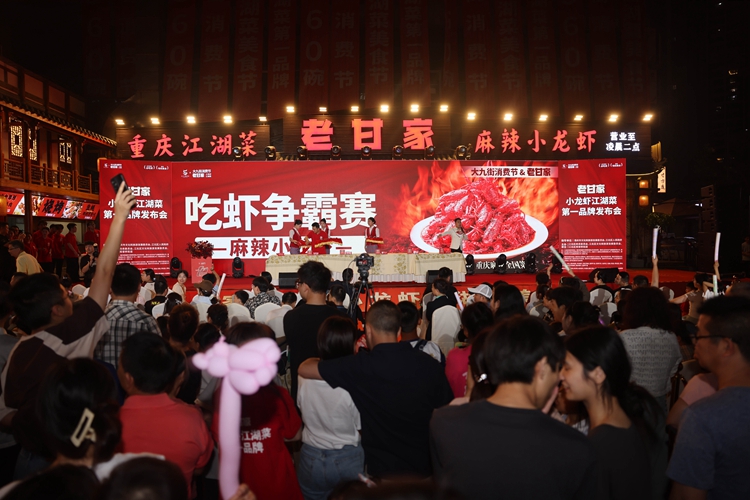 5 現(xiàn)場各式各樣的活動(dòng)吸引了大批市民游客駐足。熊鵬 攝