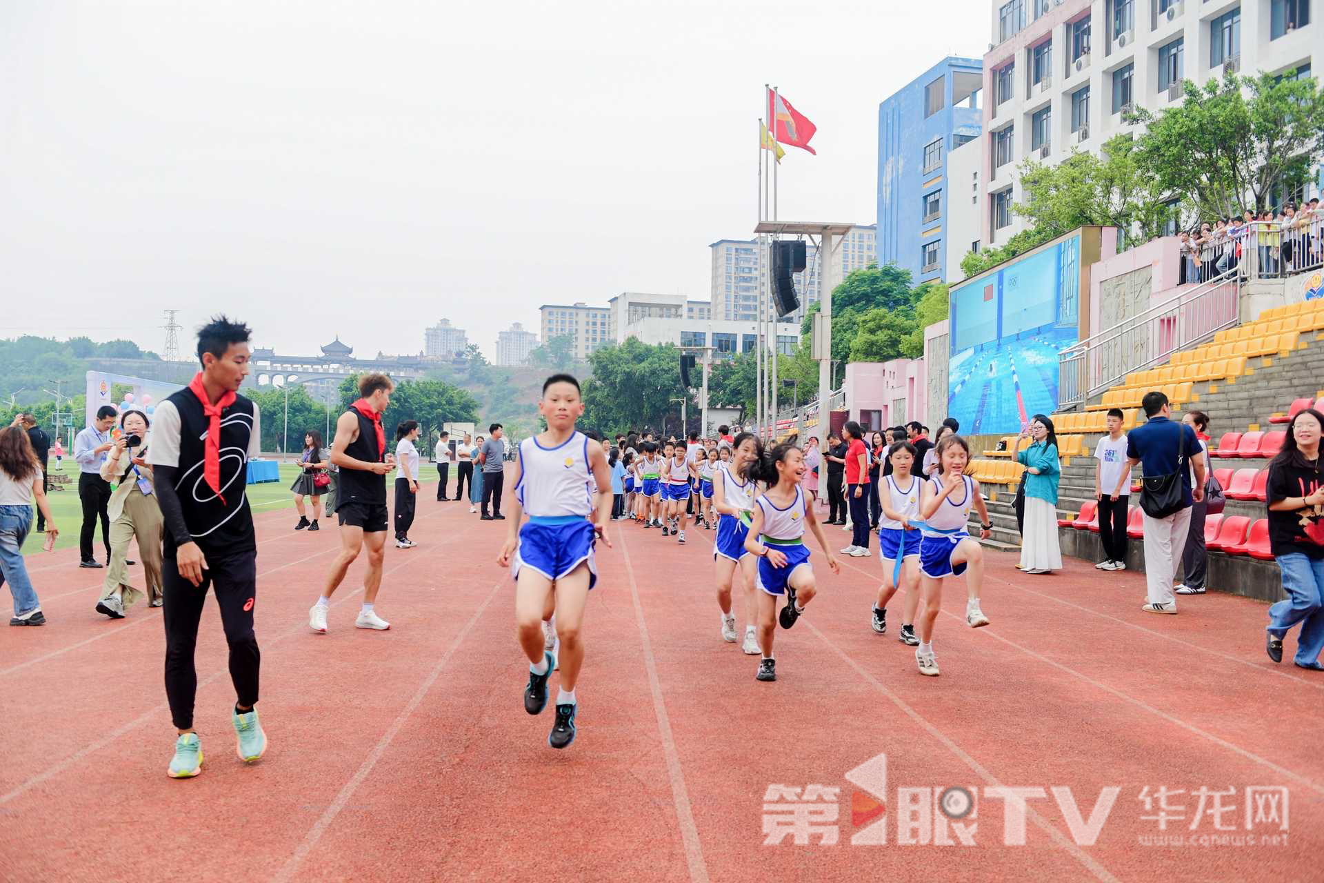 陈佳鹏执导学生训练。第1眼TV-华龙网记者舒婷摄